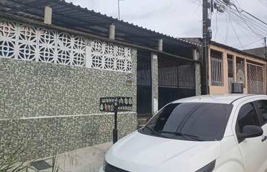 Imagem: A casa possui 3 Dormitórios, 2 Banheiros, 2 Vagas na garagem