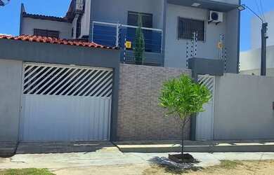 Imagem: A casa possui 4 Dormitórios, 4 Banheiros, 2 Vagas na garagem