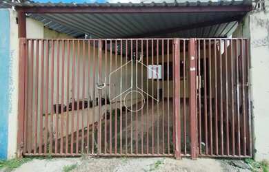 Imagem: A casa possui 2 Dormitórios, 1 Banheiro, 1 Vaga na garagem