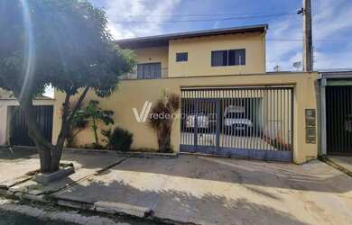 Imagem: A casa possui 4 Dormitórios, 4 Banheiros, 4 Vagas na garagem