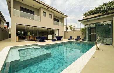 Imagem: A casa em condomínio possui 5 Dormitórios, 5 Banheiros, 5