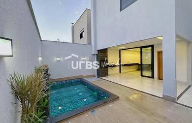 Imagem: A casa possui 3 Dormitórios, 4 Banheiros, 4 Vagas na garagem