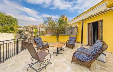 Imagem: A casa possui 3 Dormitórios, 3 Banheiros, 2 Vagas na garagem