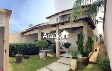 Imagem: A casa possui 4 Dormitórios, 2 Banheiros, 3 Vagas na garagem