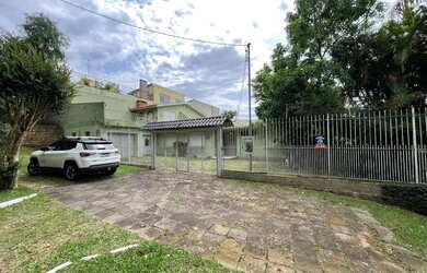 Imagem: A casa possui 3 Dormitórios, 3 Banheiros, 5 Vagas na garagem