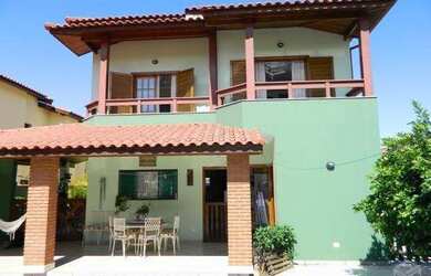 Imagem: A casa possui 4 Dormitórios, 4 Banheiros, 2 Vagas na garagem