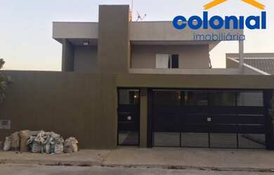 Imagem: A casa possui 4 Dormitórios, 1 Banheiro, 4 Vagas na garagem