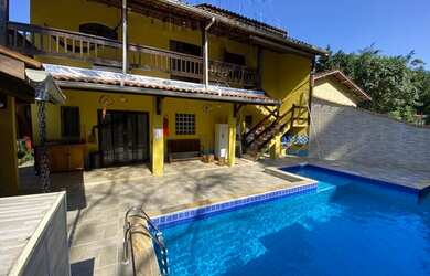 Imagem: A casa possui 3 Dormitórios, 2 Banheiros, 1 Vaga na garagem