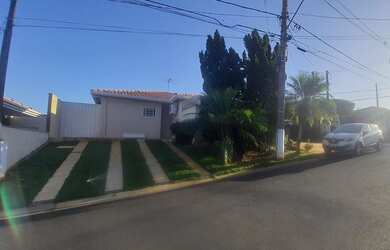 Imagem: A casa em condomínio possui 5 Dormitórios, 5 Banheiros, 4