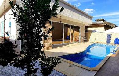 Imagem: A casa possui 3 Dormitórios, 3 Banheiros, 4 Vagas na garagem