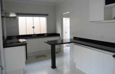 Imagem: A casa em condomínio possui 4 Dormitórios, 4 Banheiros, 3