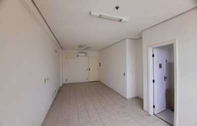 Imagem: O depósito possui 1 Vaga na garagem, 33m² de Área e está