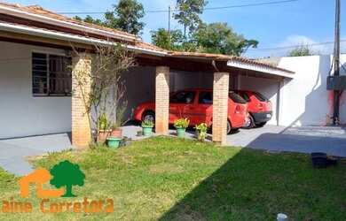 Imagem: A casa possui 3 Dormitórios, 2 Banheiros, 2 Vagas na garagem