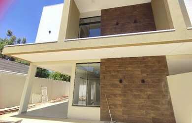 Imagem: A casa possui 3 Dormitórios, 2 Banheiros, 2 Vagas na garagem