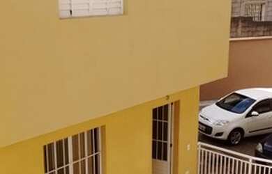 Imagem: A casa e possui 2 Dormitórios, 2 Banheiros, 1 Vaga na garagem