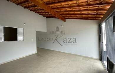 Imagem: A casa possui 2 Dormitórios, 1 Banheiro, 2 Vagas na garagem