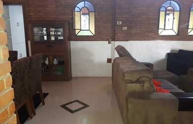 Imagem: A casa possui 4 Dormitórios, 5 Banheiros, 4 Vagas na garagem