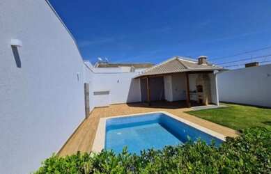 Imagem: A casa possui 3 Dormitórios, 2 Banheiros, 2 Vagas na garagem