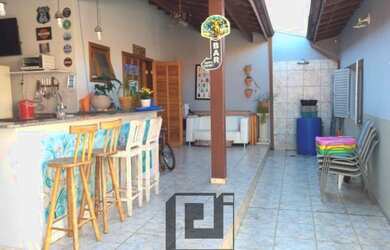 Imagem: A casa possui 3 Dormitórios, 2 Banheiros, 2 Vagas na garagem