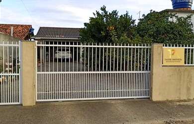 Imagem: A casa possui 3 Dormitórios, 2 Banheiros, 1 Vaga na garagem