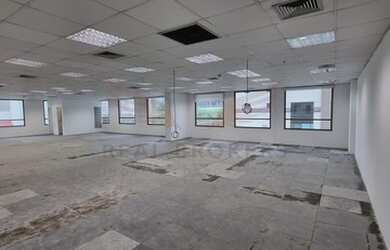 Imagem: O depósito possui 5 Vagas na garagem, 322m² de Área e está