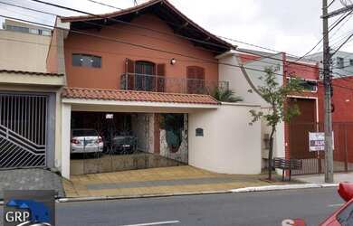 Imagem: A casa possui 3 Dormitórios, 3 Banheiros, 4 Vagas na garagem