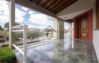 Imagem: A casa possui 3 Dormitórios, 5 Banheiros, 5 Vagas na garagem