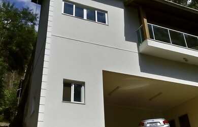 Imagem: A casa possui 4 Dormitórios, 5 Banheiros, 2 Vagas na garagem