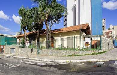 Imagem: O depósito possui 2 Vagas na garagem, 325m² de Área e está