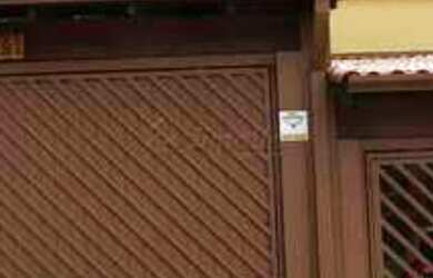 Imagem: A casa possui 3 Dormitórios, 2 Banheiros, 2 Vagas na garagem