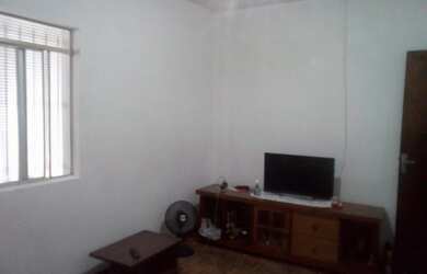 Imagem: A casa possui 2 Dormitórios, 1 Banheiro, 2 Vagas na garagem