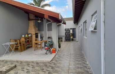 Imagem: A casa possui 3 Dormitórios, 2 Banheiros, 2 Vagas na garagem