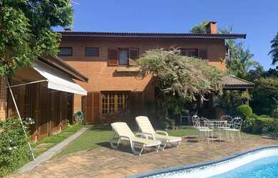 Imagem: A casa em condomínio possui 4 Dormitórios, 4 Banheiros, 5