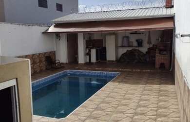 Imagem: A casa possui 2 Dormitórios, 2 Banheiros, 2 Vagas na garagem