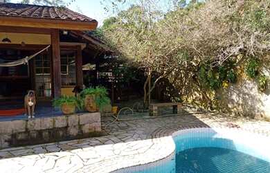 Imagem: A casa possui 4 Dormitórios, 5 Banheiros, 3 Vagas na garagem