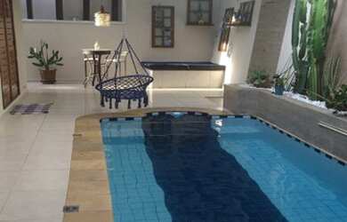 Imagem: A casa possui 3 Dormitórios, 1 Banheiro, 2 Vagas na garagem