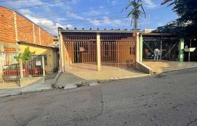 Imagem: A casa possui 2 Dormitórios, 1 Banheiro, 1 Vaga na garagem