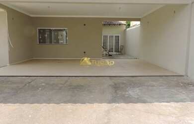 Imagem: A casa possui 4 Dormitórios, 3 Banheiros, 5 Vagas na garagem