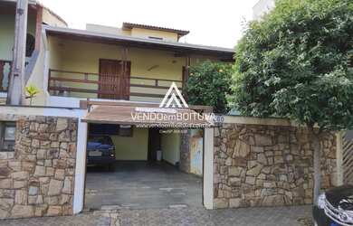 Imagem: A casa possui 3 Dormitórios, 3 Banheiros, 2 Vagas na garagem