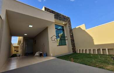 Imagem: A casa possui 3 Dormitórios, 2 Banheiros, 2 Vagas na garagem