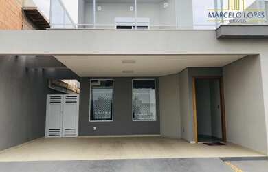 Imagem: A casa possui 3 Dormitórios, 3 Banheiros, 4 Vagas na garagem