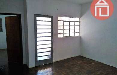 Imagem: A casa possui 3 Dormitórios, 1 Banheiro, 1 Vaga na garagem