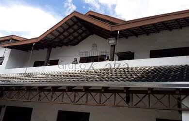 Imagem: A casa possui 3 Dormitórios, 2 Banheiros, 4 Vagas na garagem