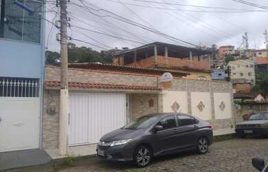Imagem: A casa possui 4 Dormitórios, 2 Banheiros, 3 Vagas na garagem