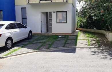 Imagem: A casa possui 2 Dormitórios, 3 Banheiros, 2 Vagas na garagem