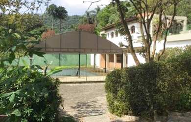 Imagem: A casa possui 3 Dormitórios, 4 Banheiros, 5 Vagas na garagem