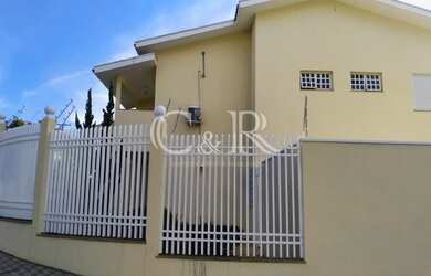 Imagem: A casa possui 4 Dormitórios, 5 Banheiros, 3 Vagas na garagem