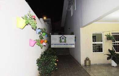 Imagem: A casa possui 3 Dormitórios, 2 Banheiros, 4 Vagas na garagem