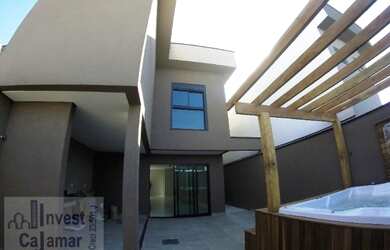 Imagem: A casa possui 3 Dormitórios, 4 Banheiros, 2 Vagas na garagem