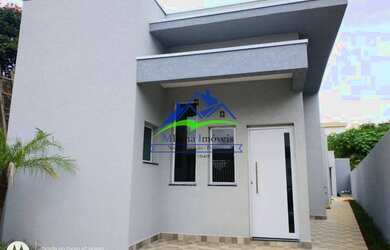 Imagem: A casa possui 3 Dormitórios, 3 Banheiros, 2 Vagas na garagem